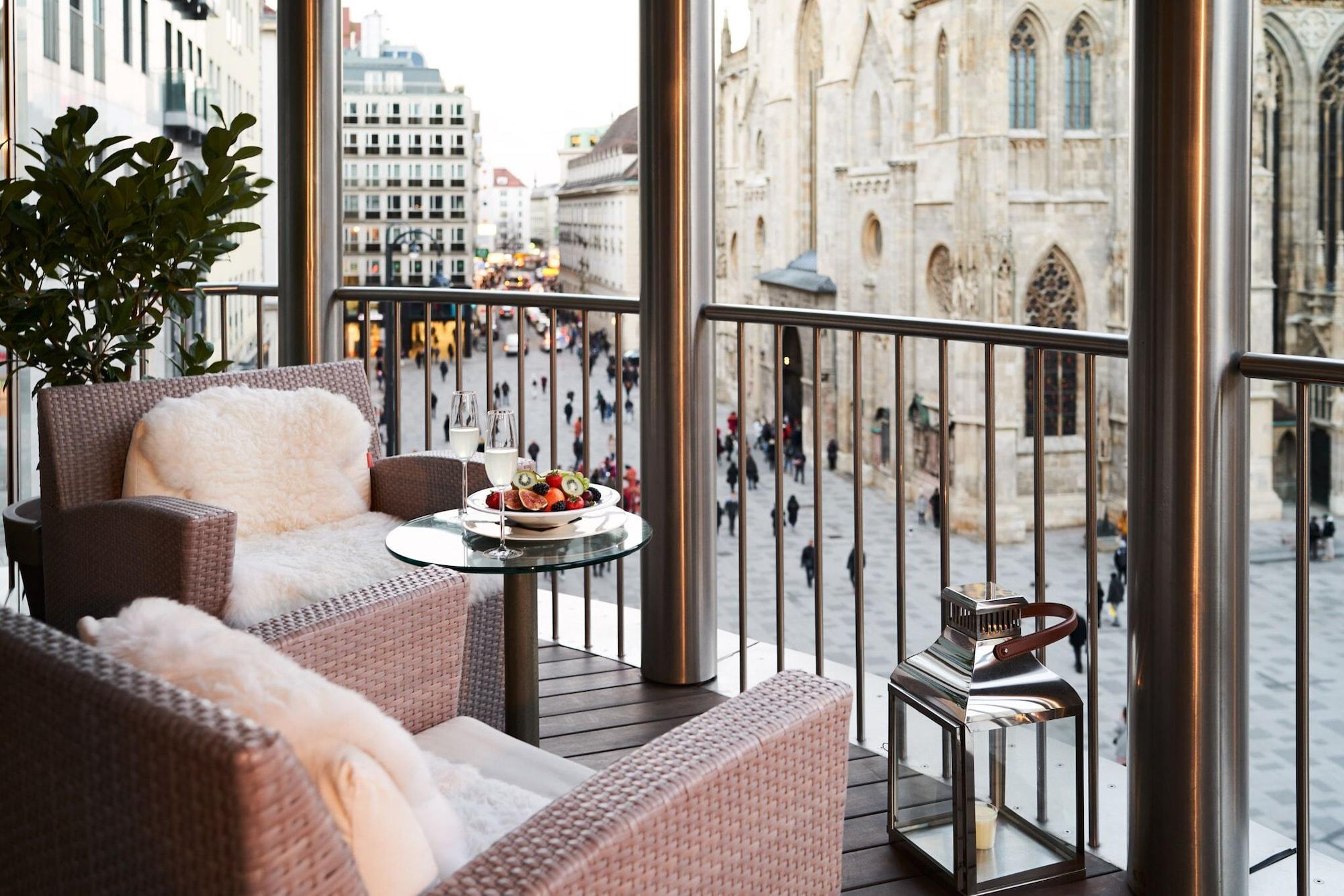 Do&Co Hotel Viyana Dış mekan fotoğraf The view from the balcony of a suite at the Hotel Sacher