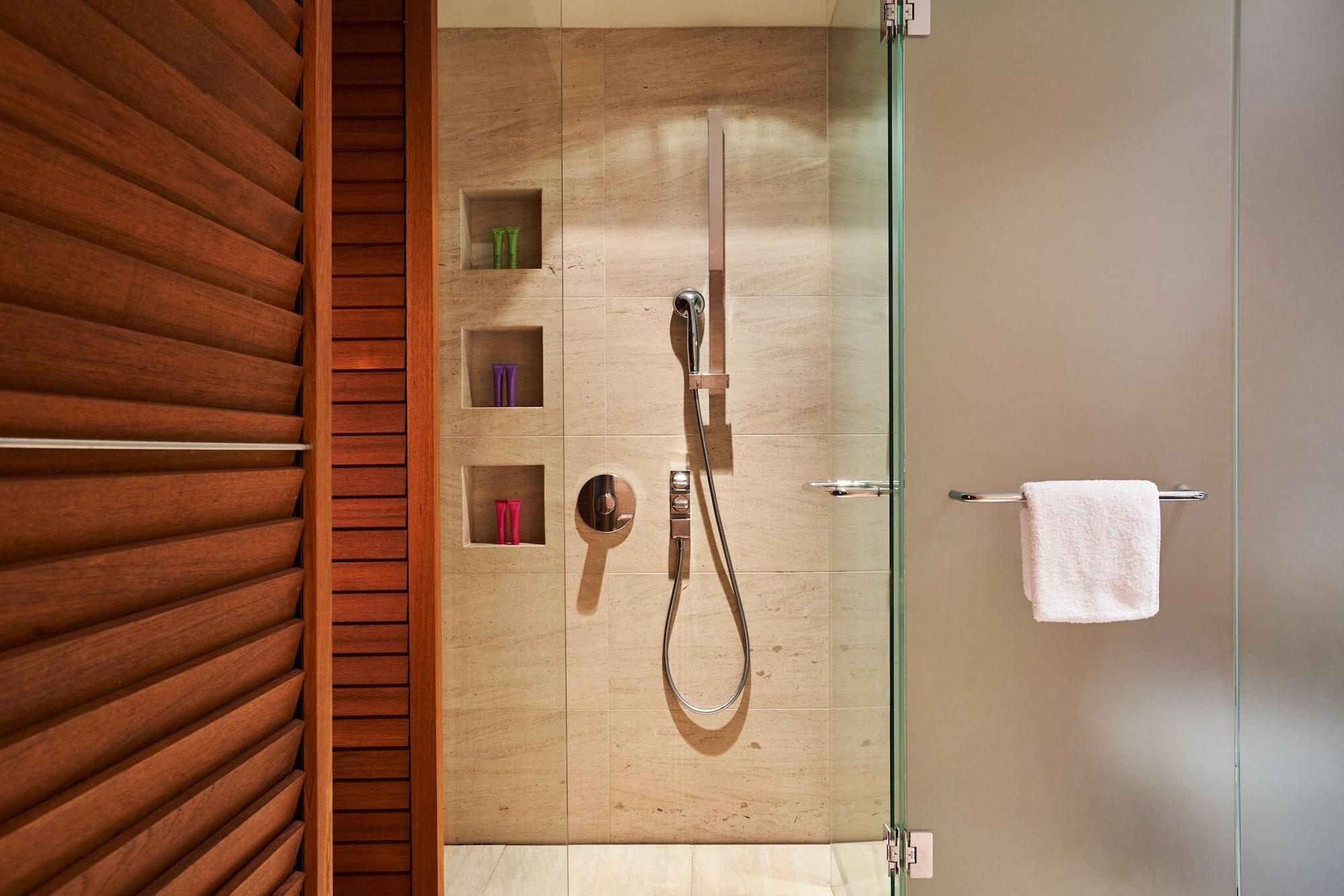 Do&Co Hotel Viyana Dış mekan fotoğraf A shower with a shower door